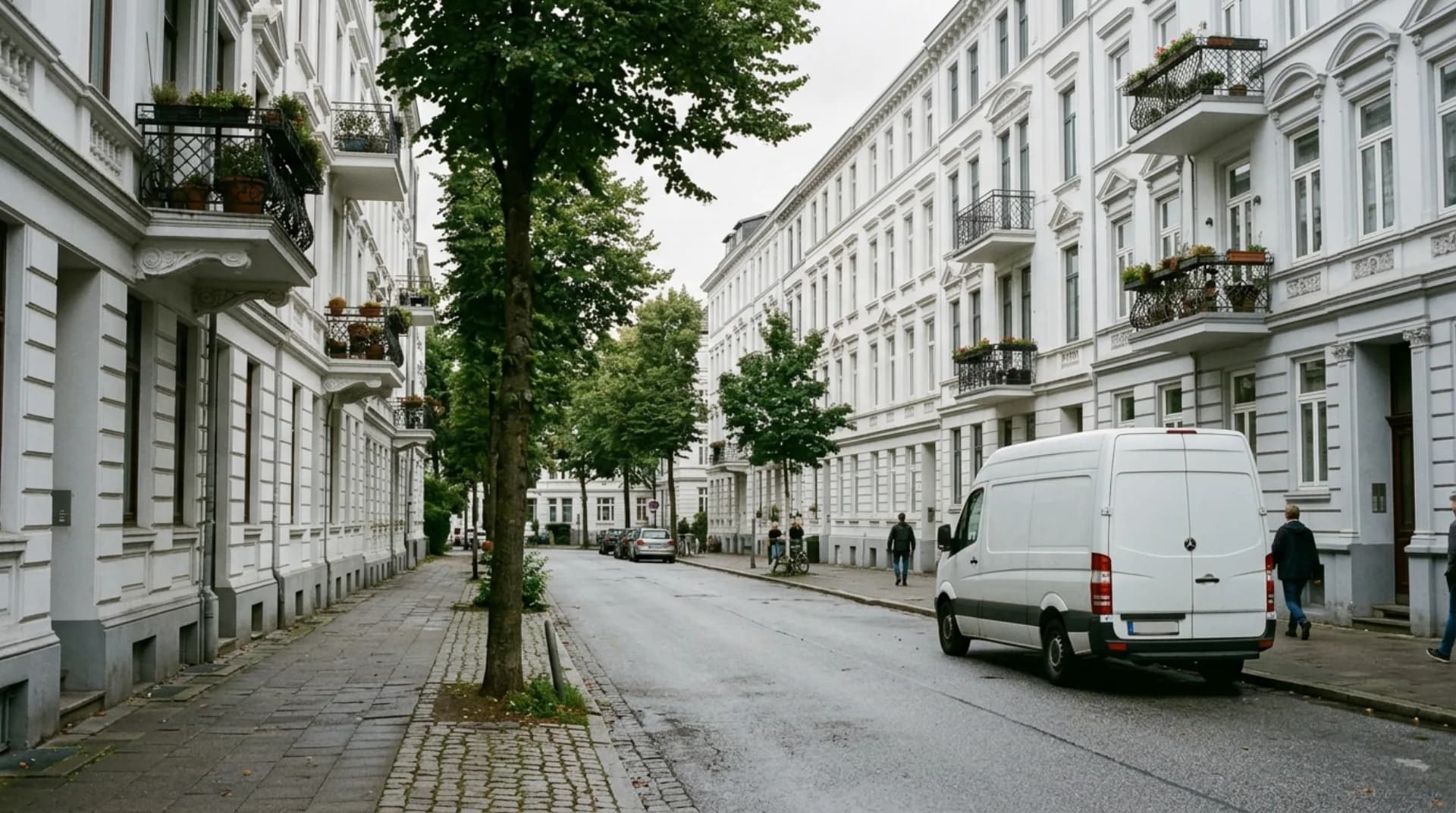 Wohnstraße in Hamburg mit hellen Gründerzeitfassaden und einem weißen Transporter