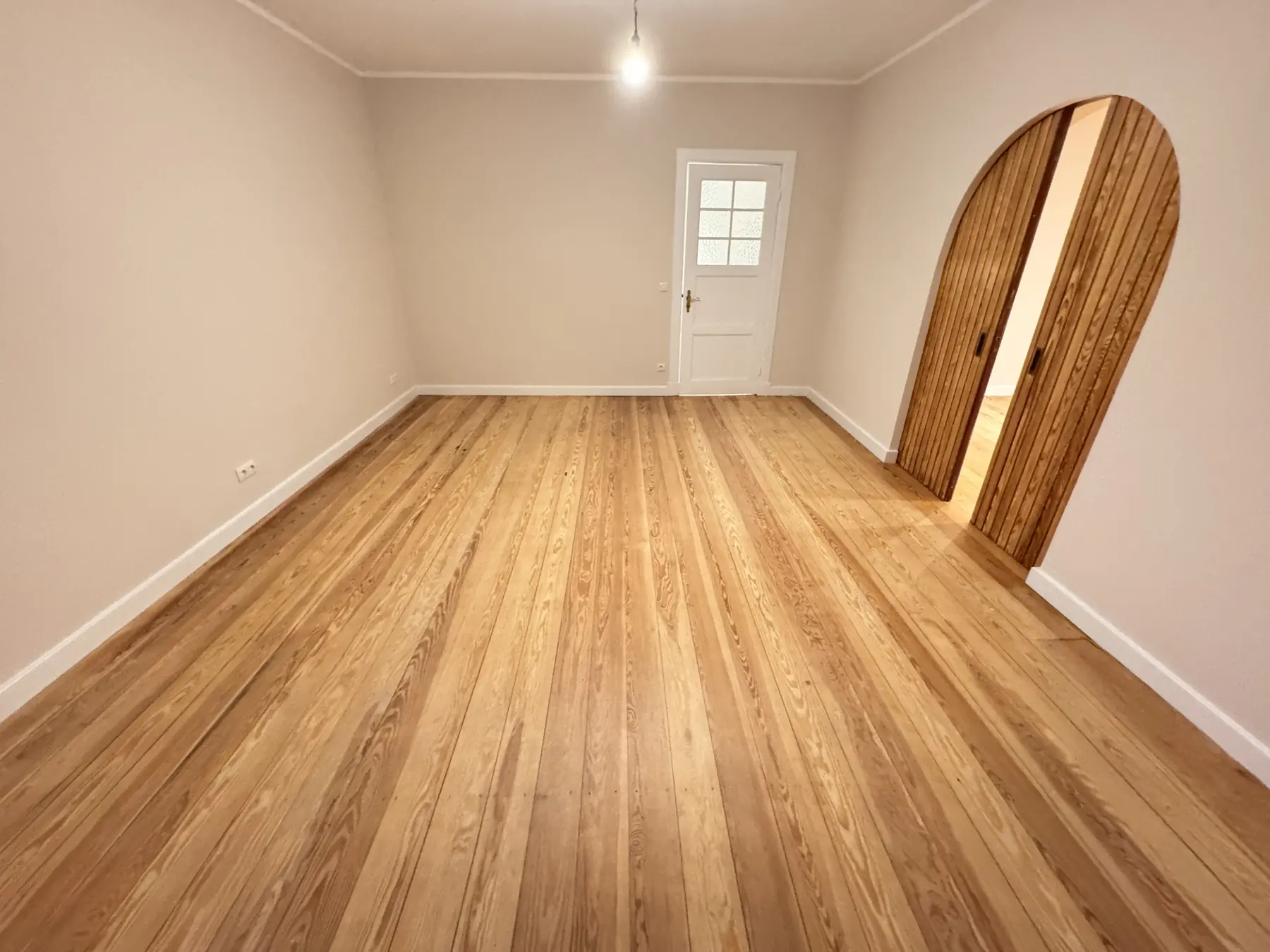 Frisch geschliffener heller Dielenboden in einer Altbauwohnung in Hamburg-Eimsbüttel
